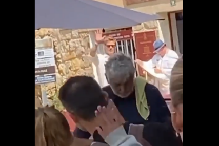 Izgleda mlađe nego ikad: Bred Pit na meti paparaca na odmoru u Francuskoj (VIDEO)