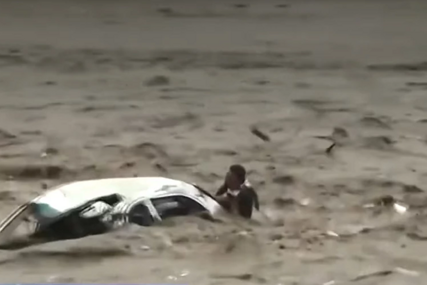 Muškarac spasen u posljednji momenat: Bujica nosila automobil kao da je igračka (VIDEO)