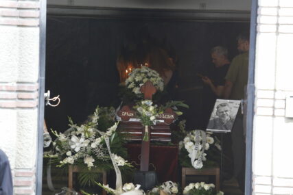 Danas sahrana Srđana Koljevića (56:) Muk na groblju, najmiliji se opraštaju od njega (FOTO)