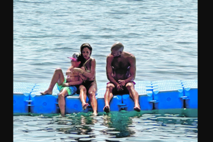 Svi se okretali za njom: Danijela Dimitrovska uživa na plaži sa partnerom i sinom
