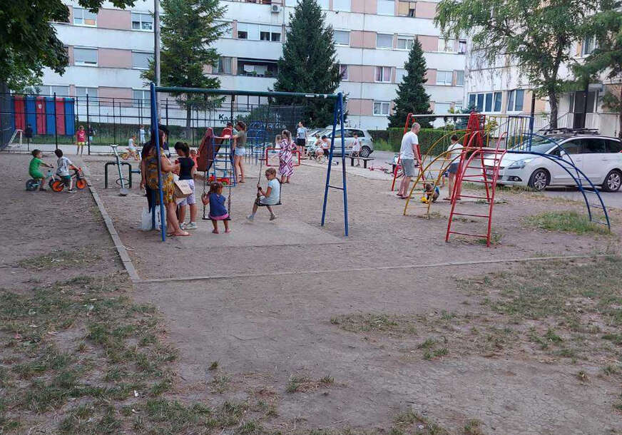 djeca se igraju na igralištu u Obilićevu
