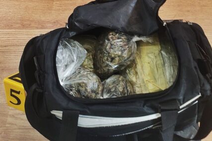 UHAPŠEN DILER Policija pretresla 3 lokacije, oduzeto skoro 3 kilograma droge (FOTO)