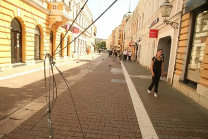 Nevrijeme prošlo, žice ostale da vise: Zašto još nije sanirana šteta u Gospodskoj ulici (FOTO)