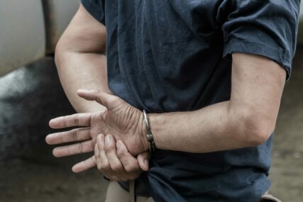 LISICE NA RUKE Muškarac uhapšen zbog nelegalnog posjedovanja oružja i droge
