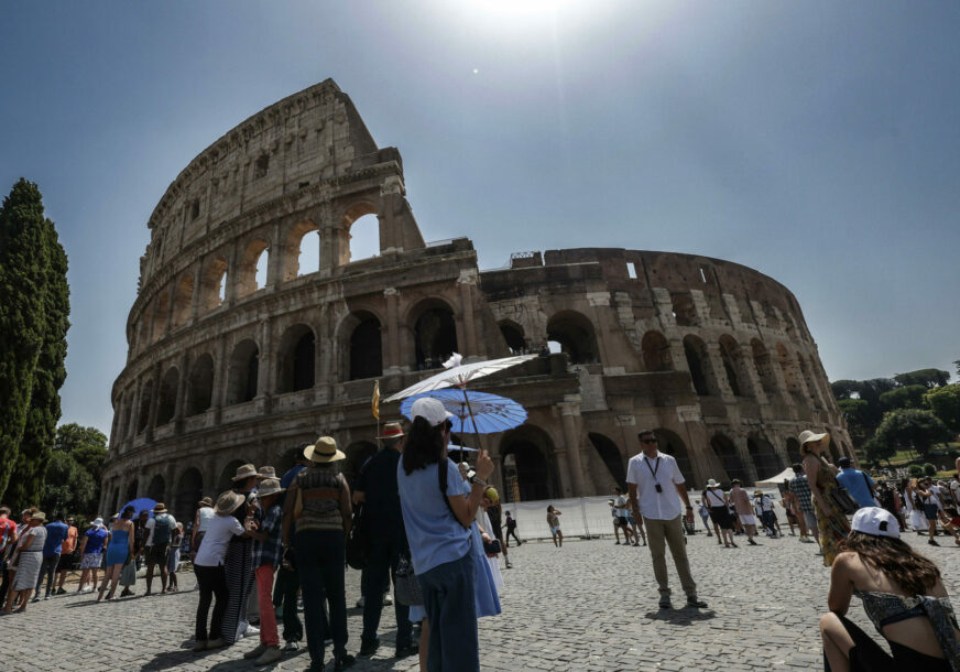 Turisti kod Koloseuma