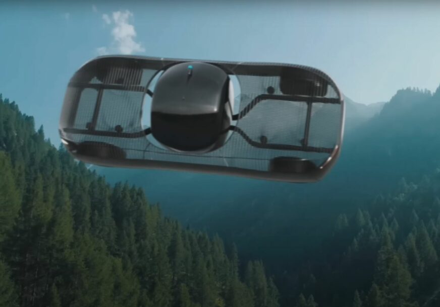 Automobil leti iznad šume