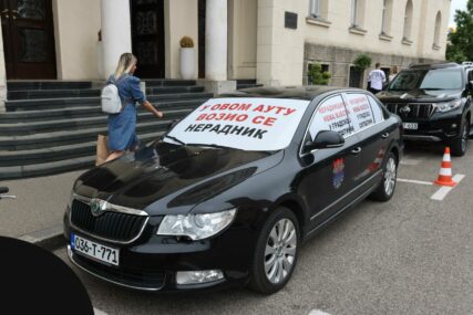 "U ovom autu se vozio neradnik" Službeni automobil ispred Gradske uprave privlači poglede (FOTO)