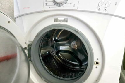 Otapa kamenac i čisti mašinu: Pomiješajte ova dva sastojka više nećete imati problema sa pranjem veša