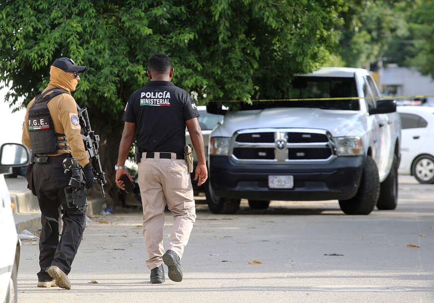 Policajci hodaju ulicom u Meksiku