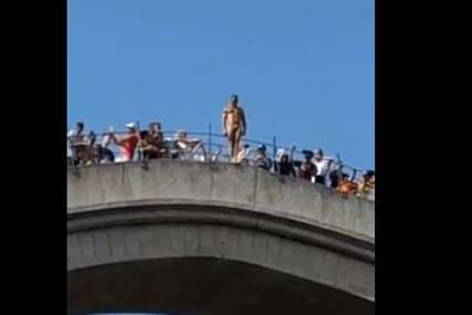 Za dlaku izbjegao čamac: Skok sa Starog mosta u Mostaru umalo završio tragično (VIDEO)