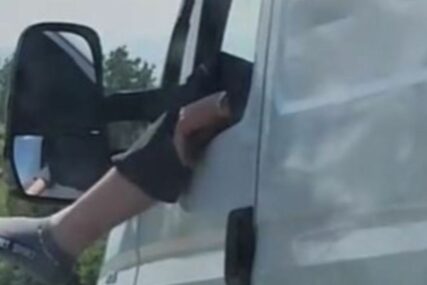 Vozač na auto-putu šokirao mnoge: Izbacio jednu nogu kroz prozor, drugom dao gas (VIDEO)