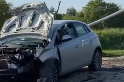 Jeziv snimak saobraćajne nesreće: Automobil probio zaštitnu ogradu na opasnoj dionici, vozilo potpuno raspadnuto (VIDEO)