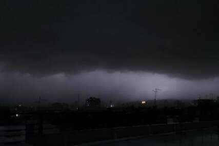APOKALIPSA U BEOGRADU Crni oblaci progutali grad, vjetar divlja i pljušti kiša (VIDEO)