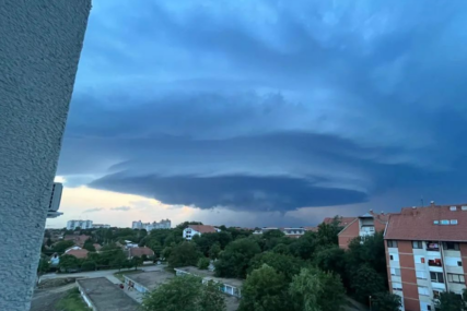 Vjetar nosi sve pred sobom: Nevrijeme stiglo u Srbiju, apokaliptični prizori širom Vojvodine (VIDEO)