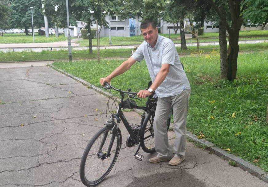 Novo Grujić došao na posao biciklom