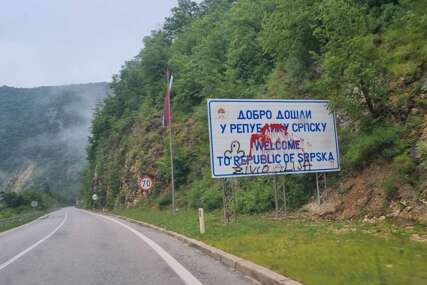 NIJE PRVI PUT Ponovo porušena tabla "Dobro došli u Republiku Srpsku" kod Vlasenice