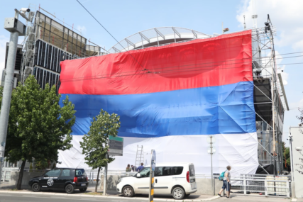Okačena zastava na TV Pink pred demonstracije "Srbija protiv nasilja"