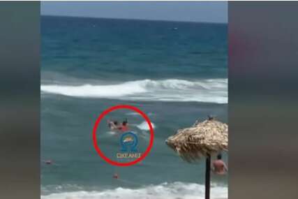 Vjetar ih je udaljavao od obale: Turisti u šoku i sa strepnjom gledali u majku i kćerku kako ih more nosi (VIDEO)