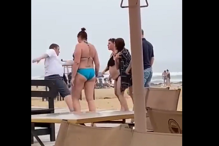 Brutalna tuča žena na plaži: "Radile" šake, muškarac završio na zemlji (VIDEO)