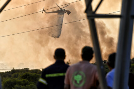 Grčka u suzama: Avion upao u vatru dok su vatrogasci pokušavali da ugase plamen