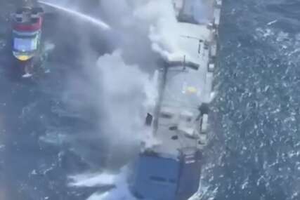 Brod sa 3.000 automobila i dalje gori: Jedan proizvođač ćuti kao zaliven, a to je svima probudilo sumnju (VIDEO)