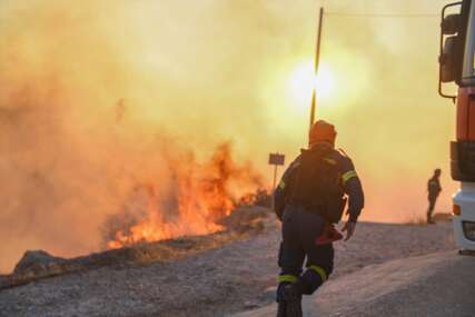 Požar na Rodosu se ne smiruje: Poslije teške noći plamen se opet razbuktao