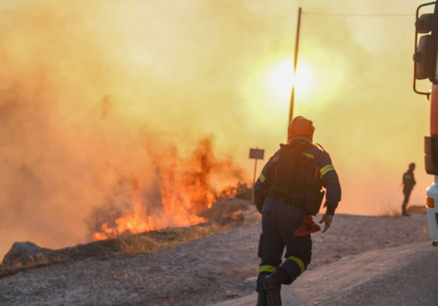 vatraogasac trči pored požara