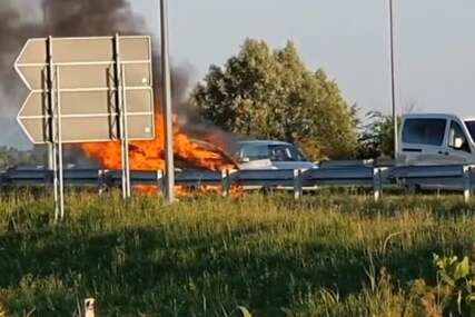 Pukom srećom izbjegnuta tragedija: Buktinja gutala auto nasred auto-puta, vozači pokušavali ugasiti vatru (VIDEO)