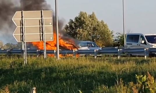 Zapalilo se auto na auto-putu Beograd-Niš