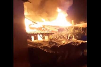 Vatra gutala sve pred sobom: Udar groma izazvao veliki požar, IZGORJELE 3 KUĆE (VIDEO)