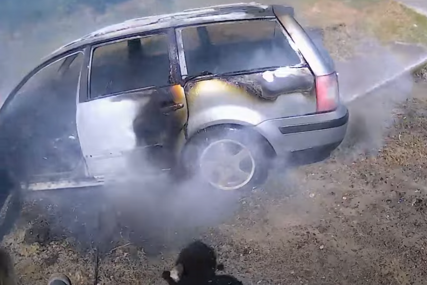 "Pasat" izgorio u potpunosti: Automobil se zapalio kod Prijedora (VIDEO)