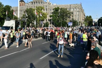 Danas šetnja do Uprave policije: Počelo okupljanje dijela opozicije ispred Skupštine Srbije (FOTO)
