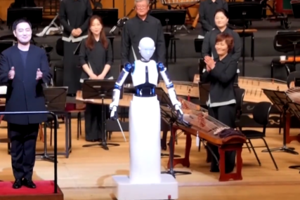 NEOBIČAN KONCERT Robot se poklonio publici, pa počeo dirigovati orkestrom (VIDEO)