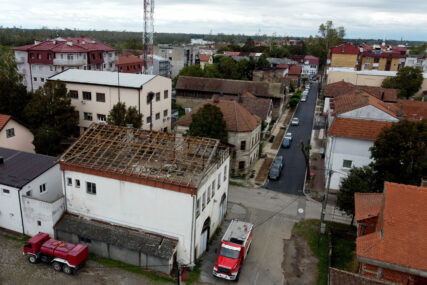 Nevrijeme u Šamcu napravilo veliku štetu: Za sanaciju krovova na zgradama potrebno 420.000 KM (FOTO)