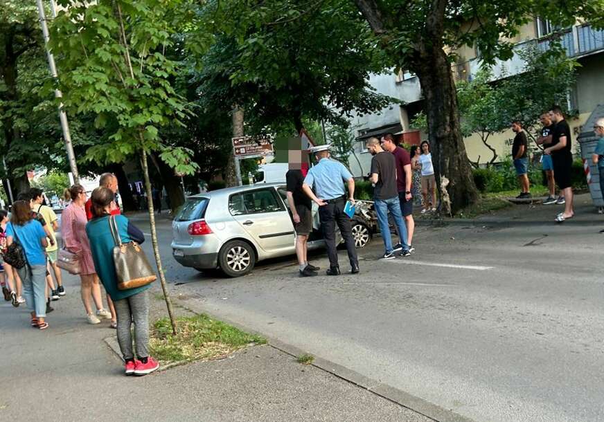 Saobraćajka napravila kolaps u Banjaluci: "Golf" slupan, Hitna i policija na mjestu nesreće