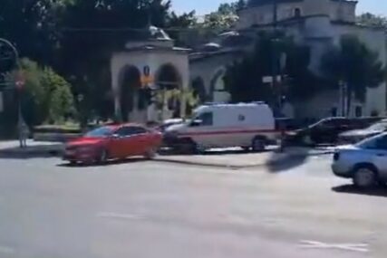 Nekada su sekunde presudne: Bahati vozač se nije sklonio s puta vozilu Hitne pomoći (VIDEO)