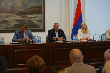 Dodik o današnjem sastanku u zgradi Vlade "Ponosan sam na ukazanoj volji da se Srpska brani i razvija"