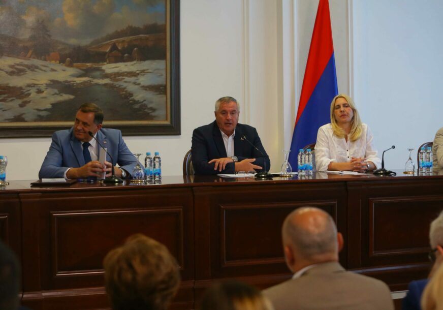 U Banjaluci je počeo sastanak predsjednika Vlade Republike Srpske Radovana Viškovića sa direktorima i rukovodstvima svih javnih preduzeća