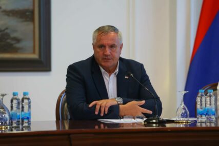 Višković na sastanku sa Dodikom i Cvijanovićevom "Uprkos političkim pritiscima Srpska bilježi pozitivne ekonomske pokazatelje"