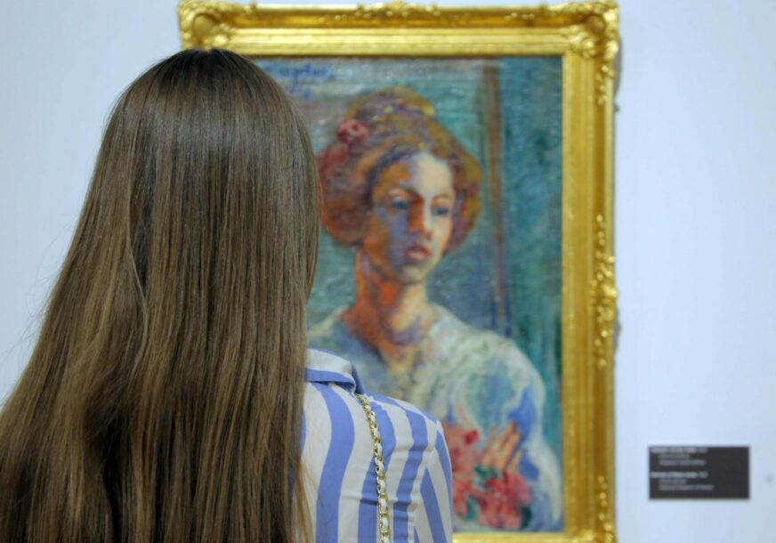 Djevojka gleda sliku Nadežde Petrović