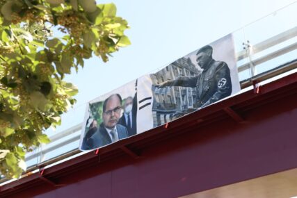 GLEDA U MUP Na pasareli u Banjaluci osvanuo transparent, a na njemu Šmit i Hitler (FOTO)