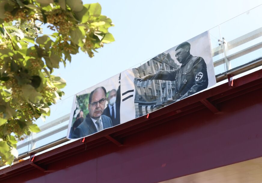 Okačene slike Šmita i Hitlera na pasareli u naselju Starčevica