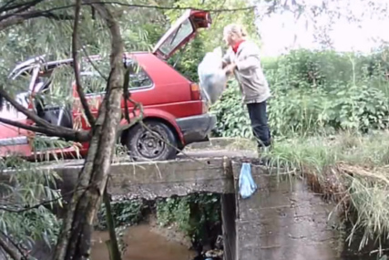 Žena baca životinjski otpad u rijeku