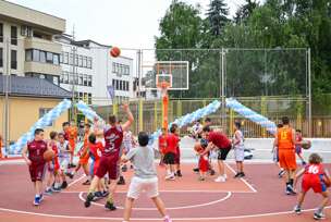 Djeca igraju basket