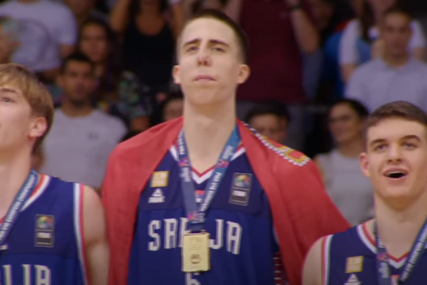 ČISTA EMOCIJA Suze u očima i knedla u grlu, pogledajte kako mladi košarkaši Srbije pjevaju Bože pravde (VIDEO)