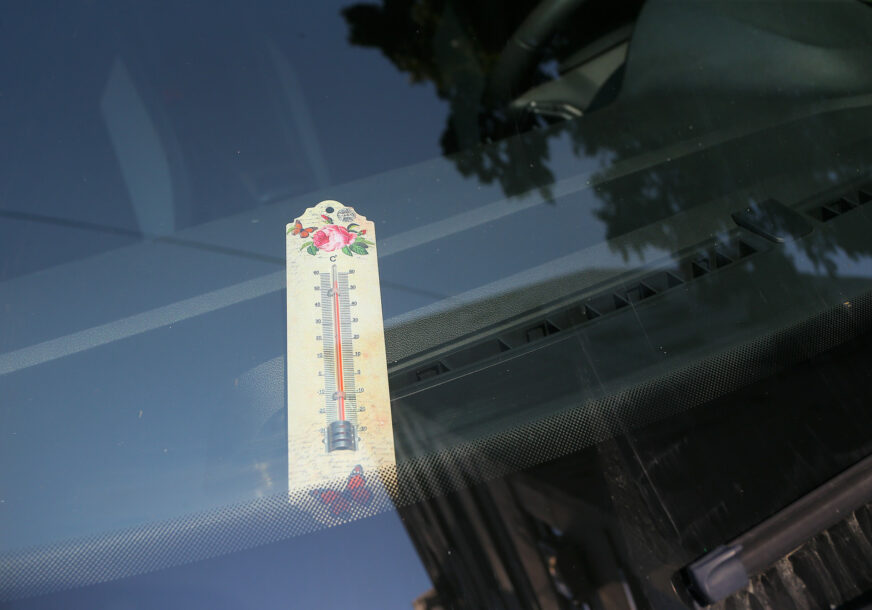termometar u automobilu