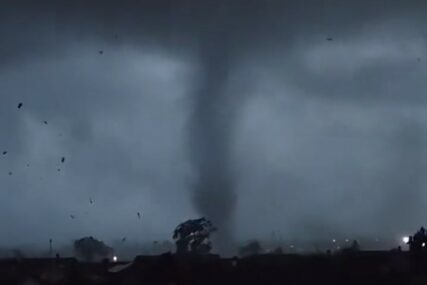 TORNADO POGODIO ITALIJU Nebo se iznenada zacrnilo, oluja nosi sve pred sobom (VIDEO)