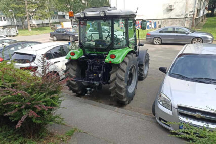 Traktor na parkingu
