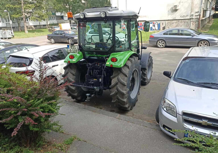 Traktor na parkingu