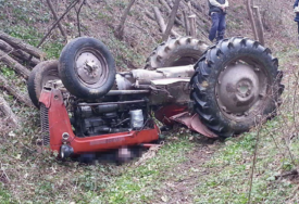 Tragedija kod Kozarske Dubice: Poginuo nakon prevrtanja traktora